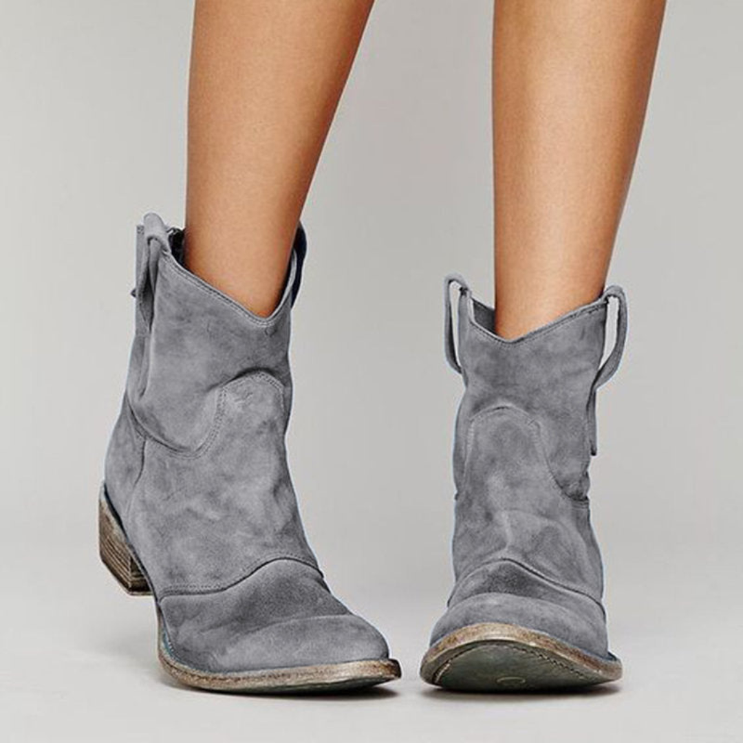 Carlotta – Elegant Ankle Boots in Suede for a Trendy Style
